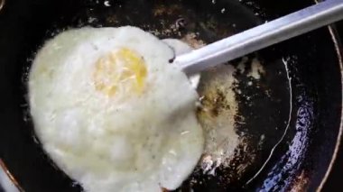 Tavada yumurta var. Yakın plan.