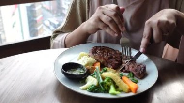 Biftek ve sebze tabağında et. .