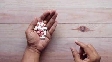 İlaç alan erkeklerin üst görünümü ,