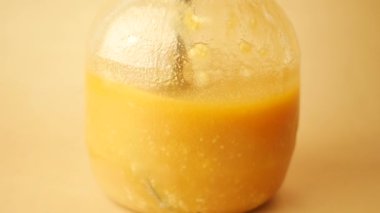 Ev yapımı kahve kabın içinde masanın üstünde.