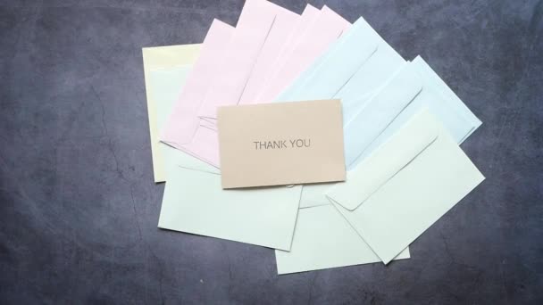 谢谢你的留言和木制桌子上的信封 — 图库视频影像