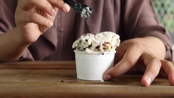 Femei Tinere Care Mănâncă Înghețată Aromă Ciocolată — Videoclip de stoc