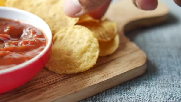 Een Kom Chips Salsa Tafel — Stockvideo