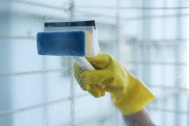 Erkek el temizleme penceresi camını kapat. .