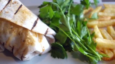 Tavuk Warp hızı ve taze salata. .