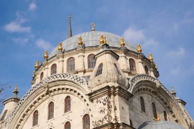 Mavi gökyüzüne karşı güzel bir cami. .