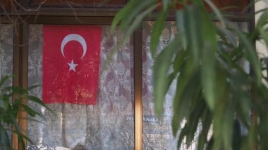  Pencerede Türk Bayrağı asılı ,