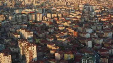 İstanbul 'daki konut binalarının yüksek açılı görüntüsü.