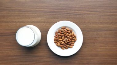  Badem fıstığı ve süt masanın üstünde..