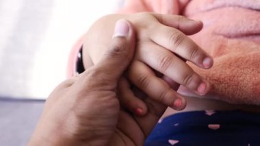Baba, bebeğin elini tut, kapat.