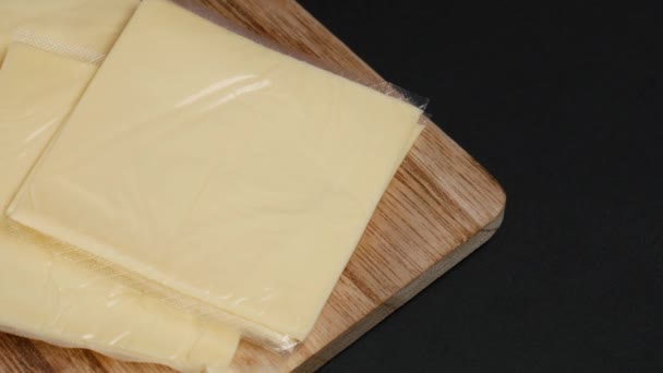 Transparente Packung Mit Käsescheiben Auf Gelb — Stockvideo
