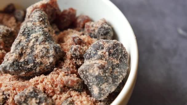 Κρύσταλλοι Μαύρου Αλατιού Των Ιμαλαΐων Kala Namak Δοχείο Στο Τραπέζι — Αρχείο Βίντεο
