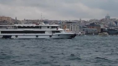 ISTANBUL, TURKEY 12 Ocak 2023 Golden Horn körfezi üzerinde tarihi mimari .