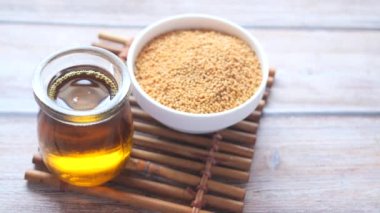 Kokain yağı ve tohumları masanın üzerinde bir kabın içinde .