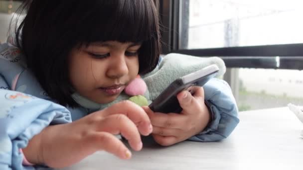 Дитяча Дівчина Дивиться Мультфільм Смартфон — стокове відео