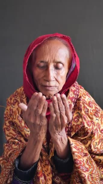 Detailní Záběr Starší Ženy Ruku Modlí Ramadánu — Stock video