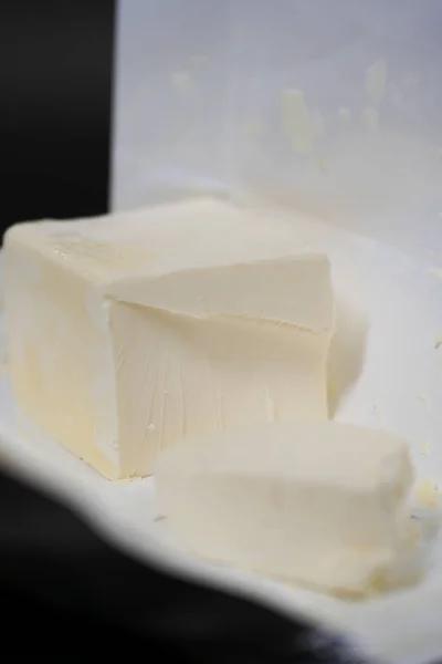 Plasterek Masła Papierze Stole — Zdjęcie stockowe