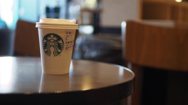 Kahveli kahve fincanı kafede kaldı. ,