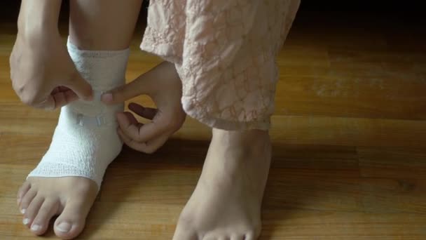 包帯で囲まれた足を閉じる女性 — ストック動画