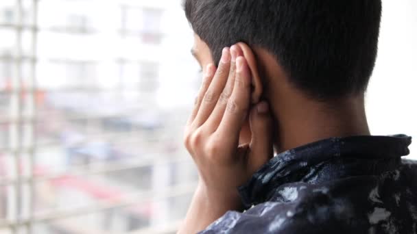 Nastolatek Chłopiec Mając Ból Ucha Dotykając Jego Bolesne Ucho — Wideo stockowe