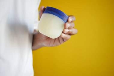  Yağ jölesi kullanarak insan elini kapat. .