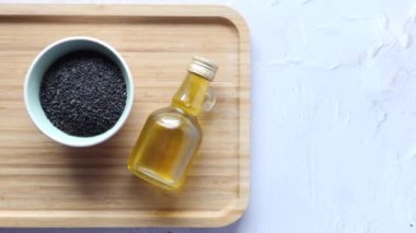 Masadaki kasede siyah kimyon tohumu .