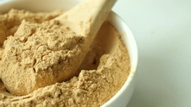 Bira mayalarını bir bardak suda karıştırıyorum. .