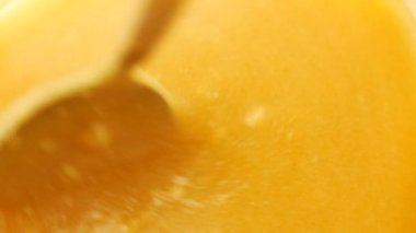 Ev yapımı kahve kabın içinde masanın üstünde.