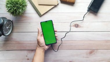 Power Bank üst görünümü ile akıllı telefon şarj.