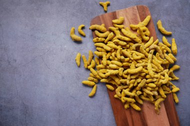  Tabaktaki zerdeçal kökünün en üst görünümü ,