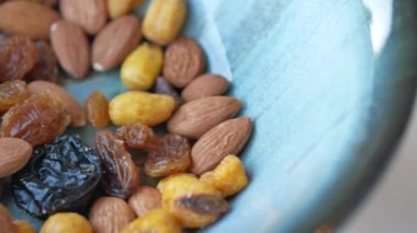  Bir kase karışık fındık..