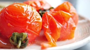 fırında domates ve kapsiyum tabakta ,