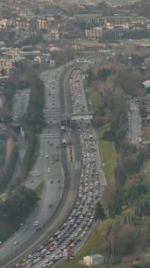  İstanbul 'da yüksek bir yerde trafiğin dikey görüntüsü ,