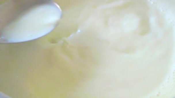 大容器中的牛奶杯的顶部视图 — 图库视频影像