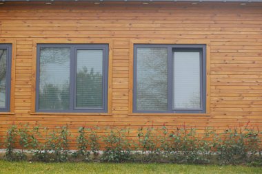 büyük pencere ile boş iç,