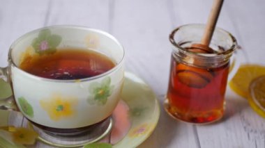 Kuru limon, zencefil ve yeşil çayı masaya koy. .