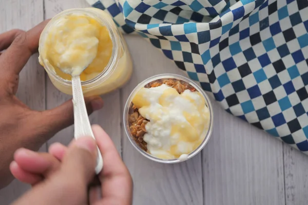 Putting Yogurt Granola Musli Bowl — Stockfoto