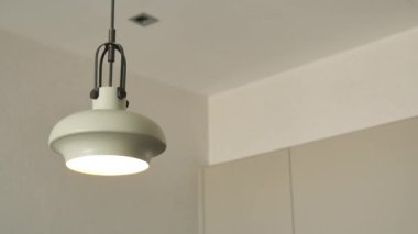  Bir odada asılı gri tavan lambası 