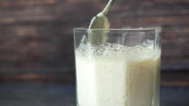 Masada bir bardak krema var. , 