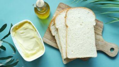 Beyaz zemin üzerinde ekmek olan bir kabın içinde taze tereyağı .