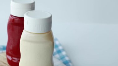 Masanın üstündeki kabın içinde mayonezi kapat.