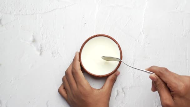 Top Visning Mænd Hånd Spiser Frisk Yoghurt Fra Skål – Stock-video