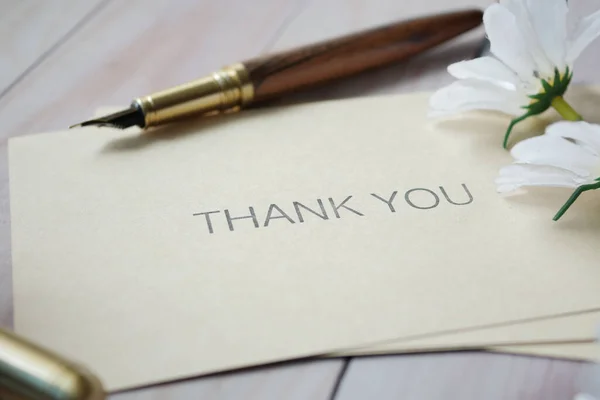 Mensagem Agradecimento Envelope Mesa Madeira — Fotografia de Stock