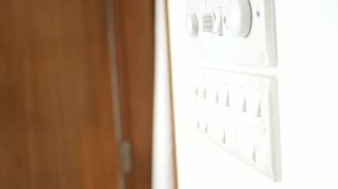 Işık düğmesini açan bir parmak