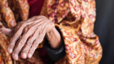 Yaşlı bir insanın ellerini kapat. ,