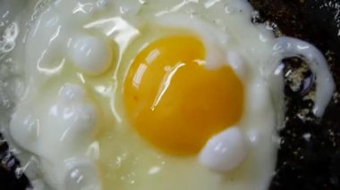 Tavada yumurta var. Yakın plan.