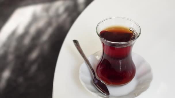 Hagyományos Török Tea Fehér Asztalon — Stock videók