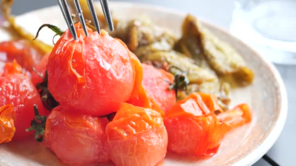 焼きトマトとカプセシウムを盛り付け — ストック動画