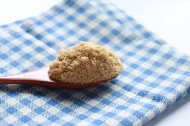 tahta kaşık üzerinde kahverengi şeker .