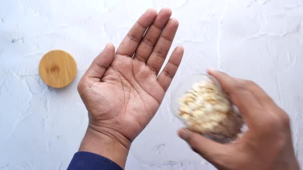 Derramando Amendoins Vista Superior Mão — Vídeo de Stock